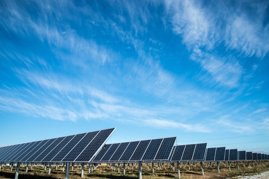BOXEXPERT-erneuerbare-energien-gehauese Solaranlagen auf einem Feld