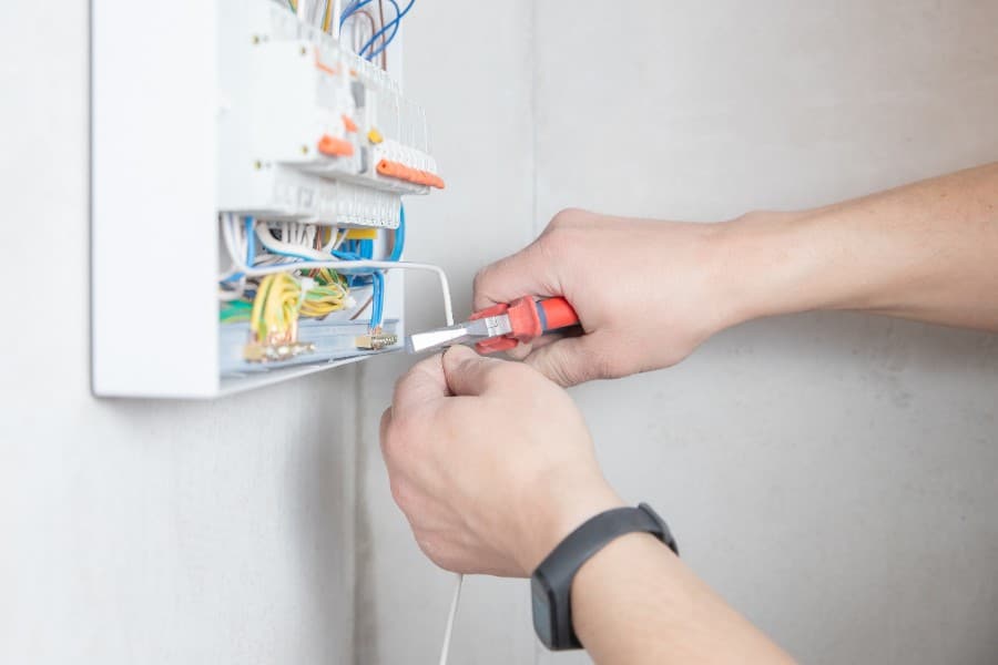 applikation-elektroinstallation-2-900 Verdrahtete Verteilerkästen mit Hoher Schutzart für die Elektroinstallation und Elektrotechnik.