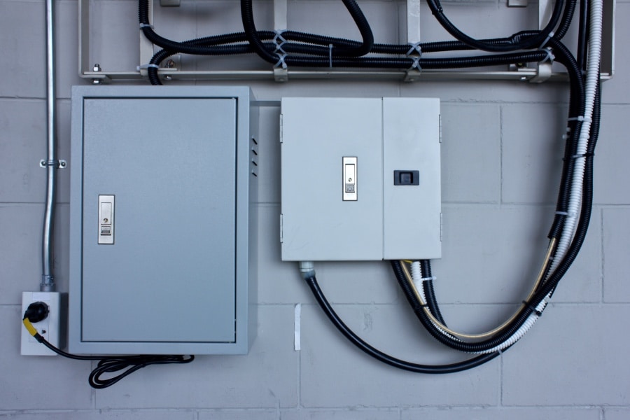 bigstock-The-Electric-System-In-Cabinet-238264414 Serverschrank für den Einbau in der Haustechnik