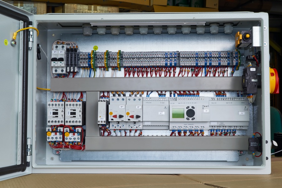 dienstleistung-komponenteneinbau2 Komplett Konfektionierter Schaltschrank von Boxexpert zum direkt einbauen.